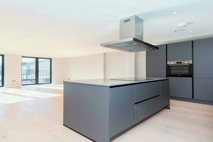 3 Bedroom Flat To Rent In Tottenham Lane, Crouch End, N8