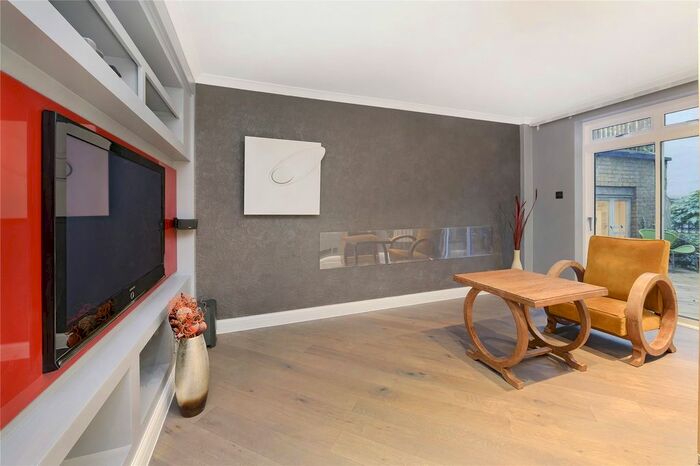 3 Bedroom Flat To Rent In Montagu Square, London, W1H