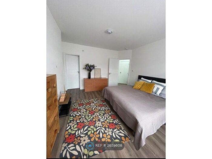 2 Bedroom Maisonette To Rent In Brenmead Place, London, NW11