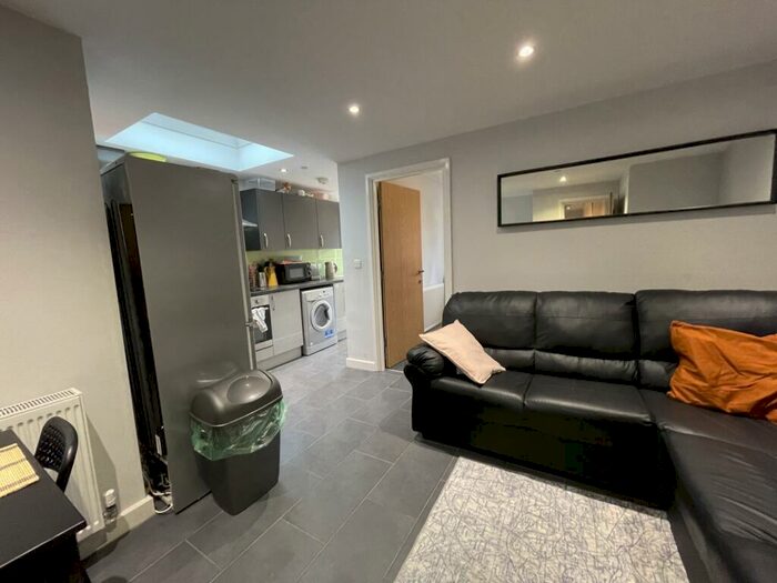 3 Bedroom Flat To Rent In Cathays Terrace, Cathays, CF24