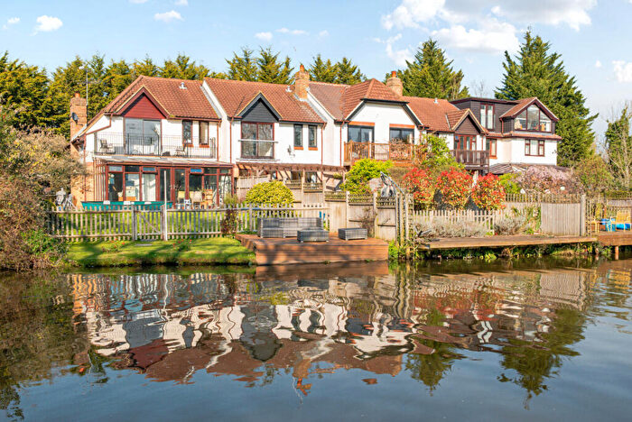 4 Bedroom End Of Terrace House For Sale In Waterside Mews, Stoughton Road, Guildford, GU1
