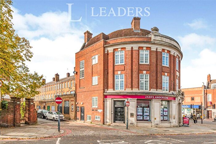 3 Bedroom Flat To Rent In Colston Road, SW14