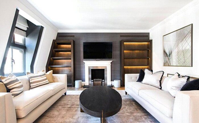 3 Bedroom Flat To Rent In Duke Street, Mayfair, London, W1K