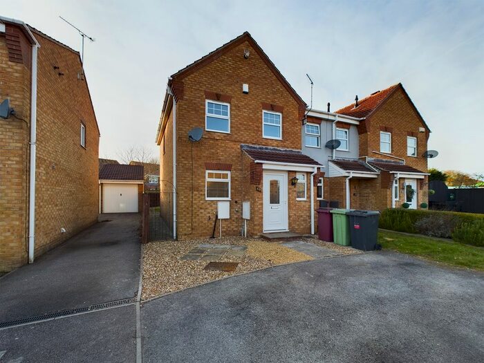 3 Bedroom Town House To Rent In Woodfield Road, Alfreton, DE55