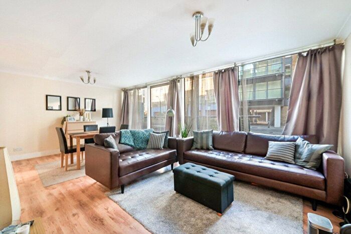 2 Bedroom Apartment To Rent In Boardwalk Place, London, E14