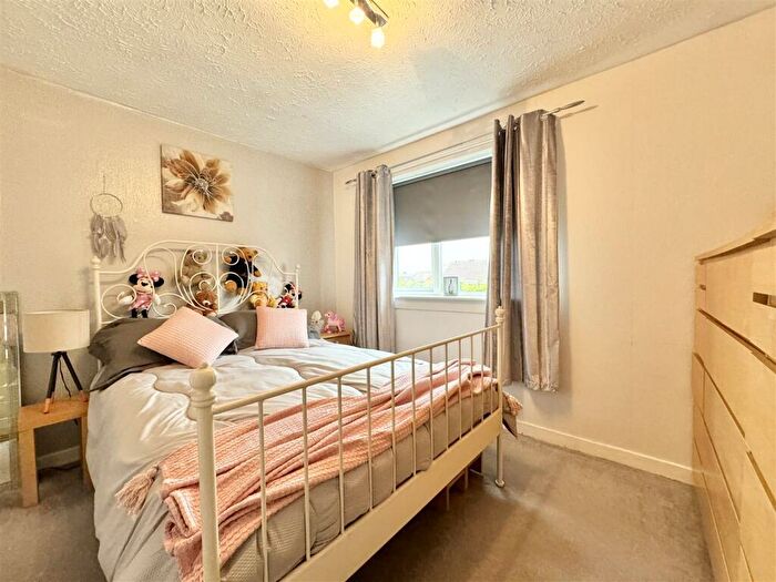 3 Bedroom Semi-Detached House For Sale In Waukglen Crescent, Glasgow, G53