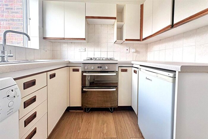 2 Bedroom Flat For Sale In Cherry Tree Close, Farnham, Surrey, GU9