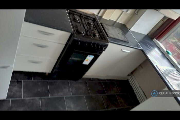 2 Bedroom Flat To Rent In Drayton Waye, Harrow, HA3