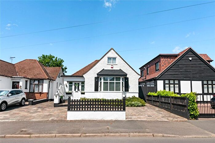 3 Bedroom Bungalow For Sale In Park Avenue, Ruislip, HA4