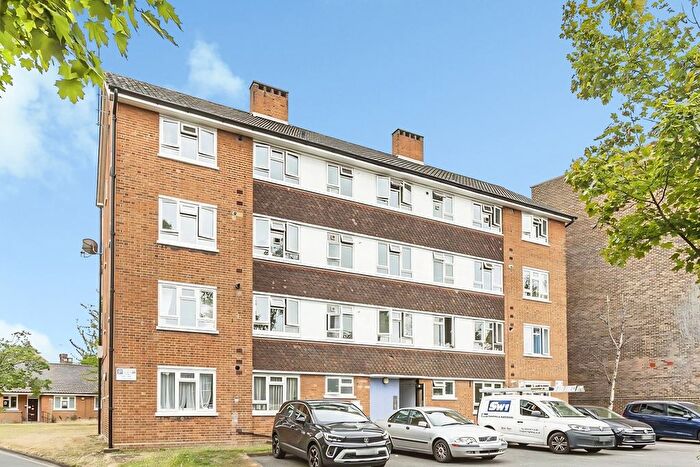 3 Bedroom Flat To Rent In Upper Richmond Road, London, SW15