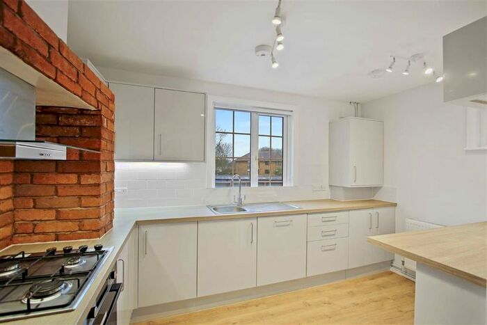 3 Bedroom Flat To Rent In King Street Parade, Twickenham TW1