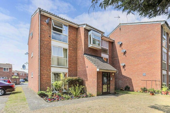 1 Bedroom Flat To Rent In Trotwood, Chigwell IG7