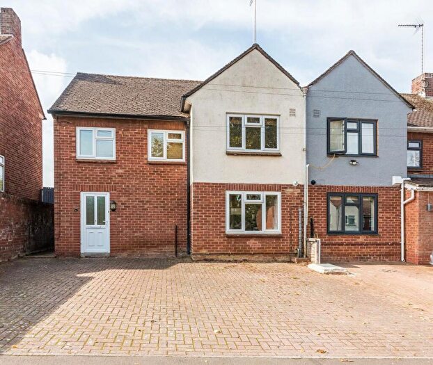 3 Bedroom Semi-Detached House For Sale In The Fairway, Banbury, OX16