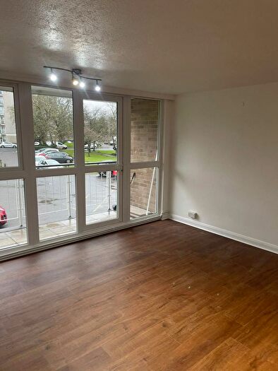 3 Bedroom Flat To Rent In Basinghall Gardens, Sutton, SM2