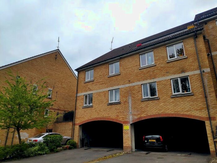 2 Bedroom Flat To Rent In Knights Place, Noke Drive, Redhill, RH1