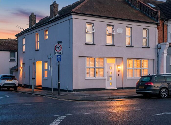 1 Bedroom Flat For Sale In London Road, Westcliff-On-Sea, SS0