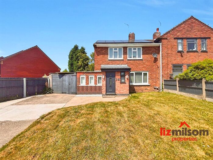 3 Bedroom Semi-Detached House For Sale In Elmsleigh Drive, Midway, DE11