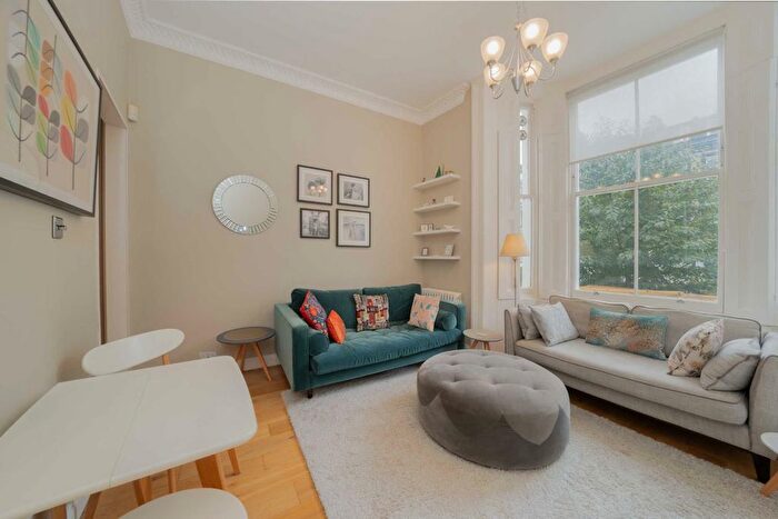 2 Bedroom Flat To Rent In Blenheim Crescent, London, W11