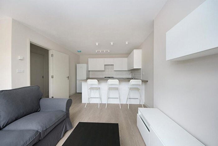2 Bedroom Flat To Rent In Carlisle Avenue, London, W3