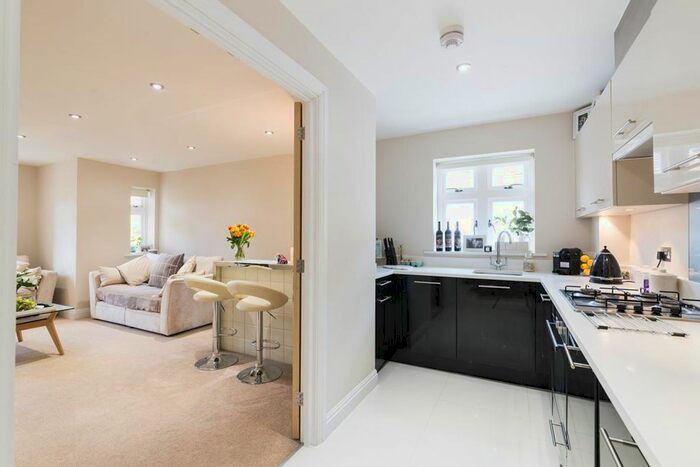 2 Bedroom Flat To Rent In Ember Lane, Esher, KT10