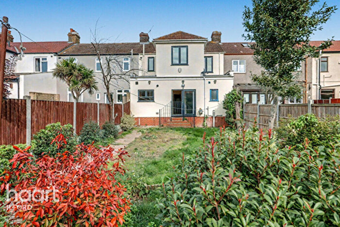 4 Bedroom Terraced House To Rent In Ambleside Gardens, Ilford, IG4