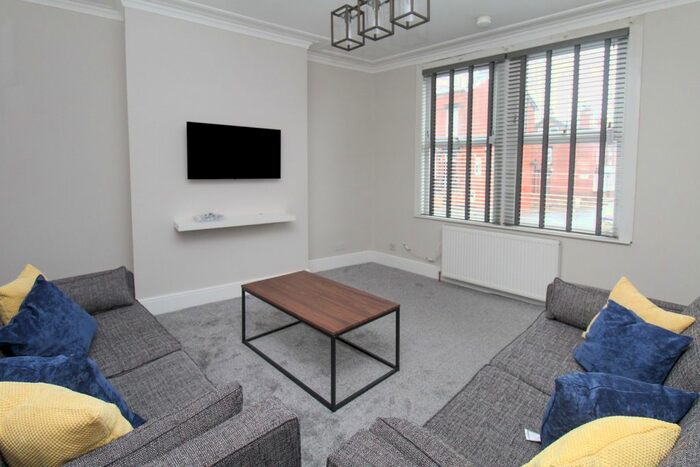 6 Bedroom End Of Terrace House To Rent In Beechwood View, Burley, Leeds, LS4