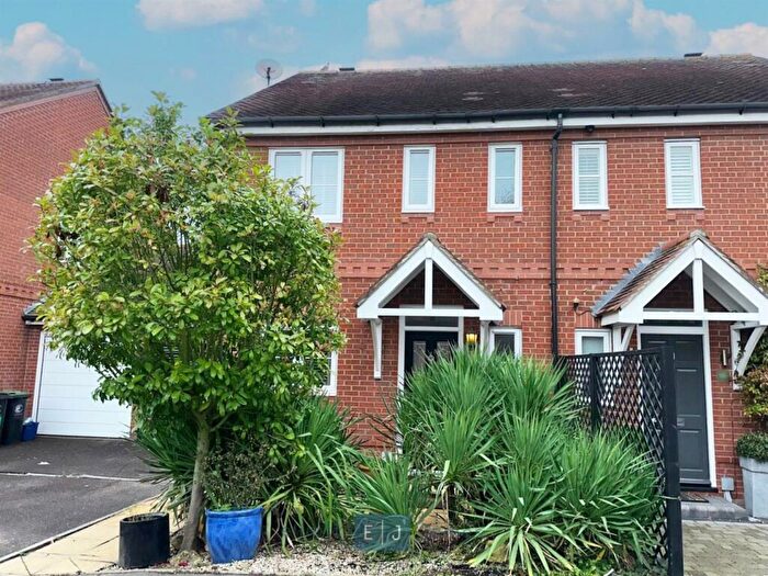 3 Bedroom Semi-Detached House To Rent In Fallow Fields, Loughton, IG10