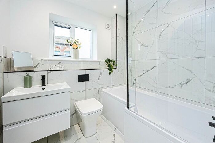 5 Bedroom Property To Rent In Spindle Spur, Bailiff Bridge, Brighouse, HD6