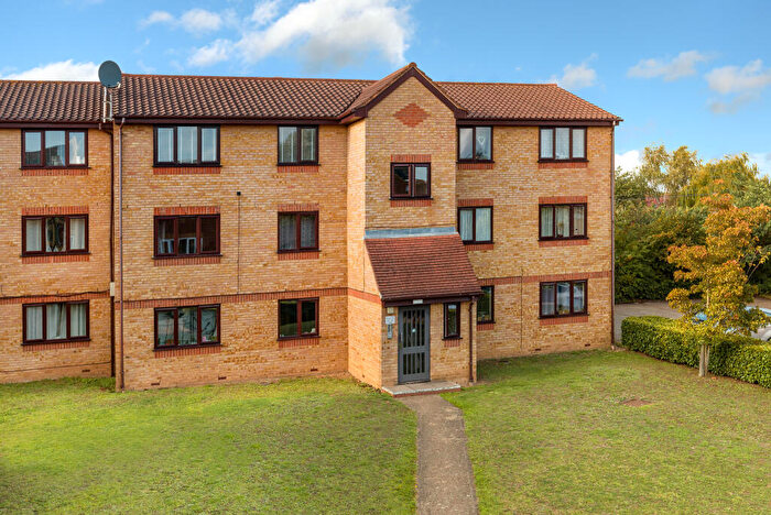 1 Bedroom Flat For Sale In Lowestoft Drive, Slough, SL1