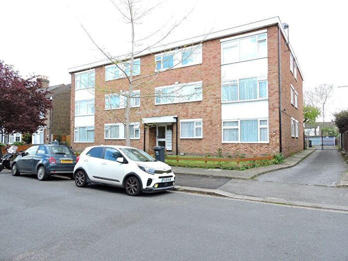 2 Bedroom Flat For Sale In Putney Road, Enfield, Middlesex, EN3