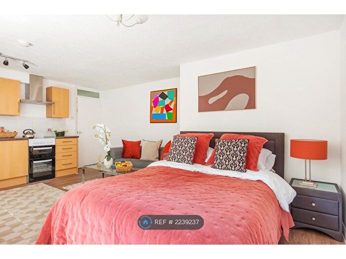Studio To Rent In Granville Square, London, SE15