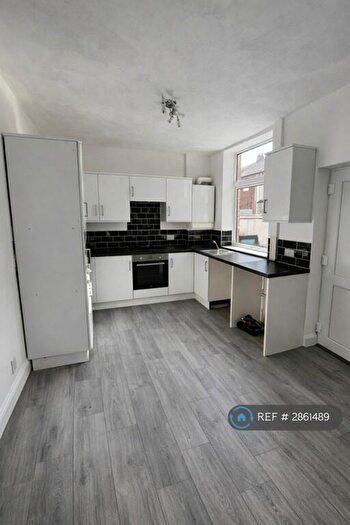 3 Bedroom Terraced House To Rent In County St, Oldham, OL8