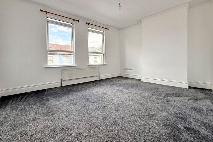 3 Bedroom Flat To Rent In Portland Road, South Norwood, SE25