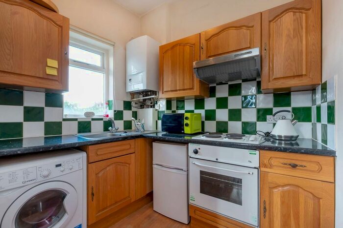 1 Bedroom Flat To Rent In Mitcham Lane, Furzedown, London, SW16