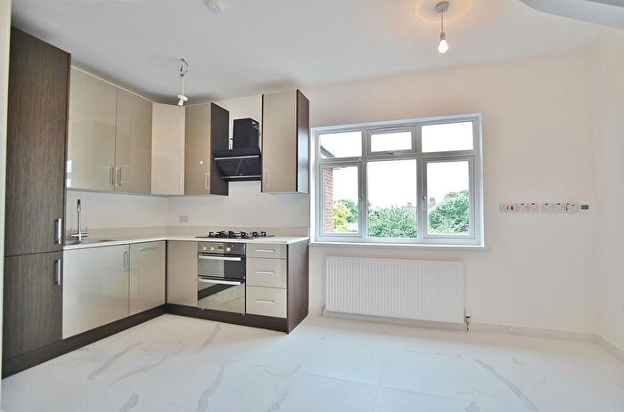 3 Bedroom Flat To Rent In Great West Road, Isleworth, TW7