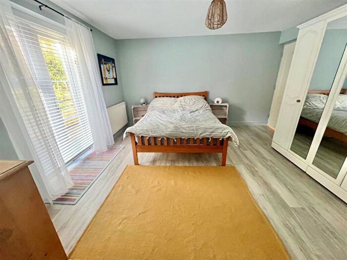 2 Bedroom Flat For Sale In Freshwater Bay, Isle Of Wight, PO40