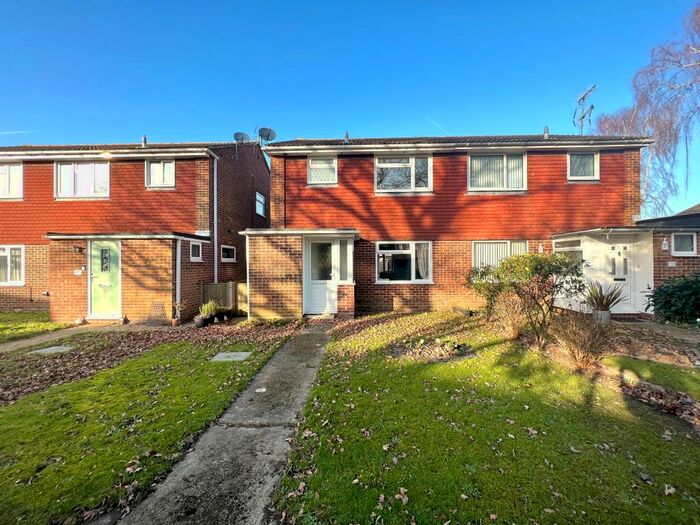 3 Bedroom House To Rent In Gento Close, Botley, Southampton, SO30