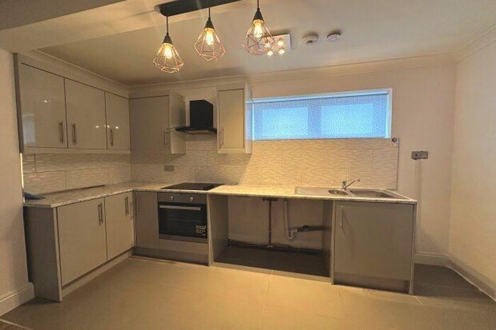 3 Bedroom Flat To Rent In Station Lane Shopping Precinct, Pontefract, WF7