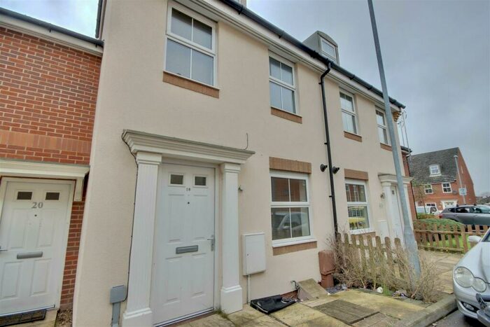 3 Bedroom Town House To Rent In Old College Walk, Portsmouth, PO6
