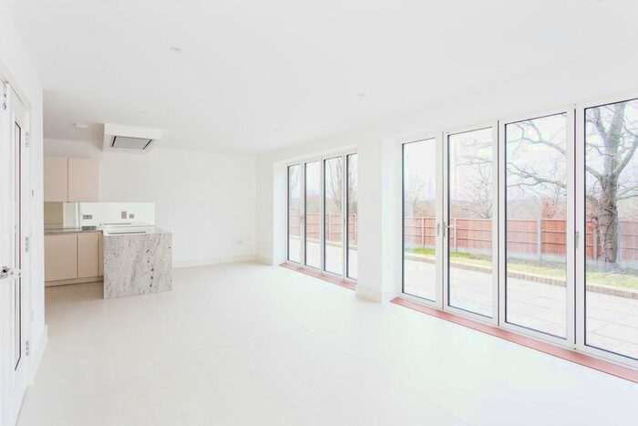 5 Bedroom Detached House To Rent In High Road, Chigwell, IG7