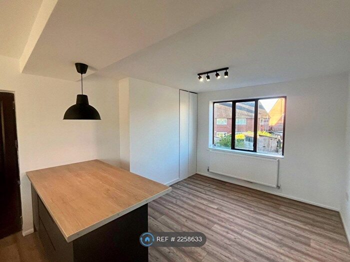 3 Bedroom Semi-Detached House To Rent In Broomroyd, Barnsley, S70