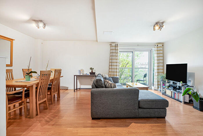 2 Bedroom Apartment For Sale In Commercial Road, London, E14