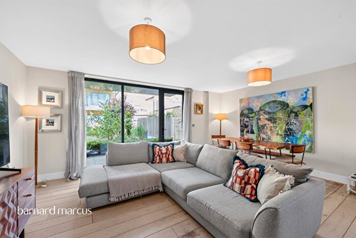 2 Bedroom Apartment For Sale In Antoinette Close, Kingston Upon Thames, KT1
