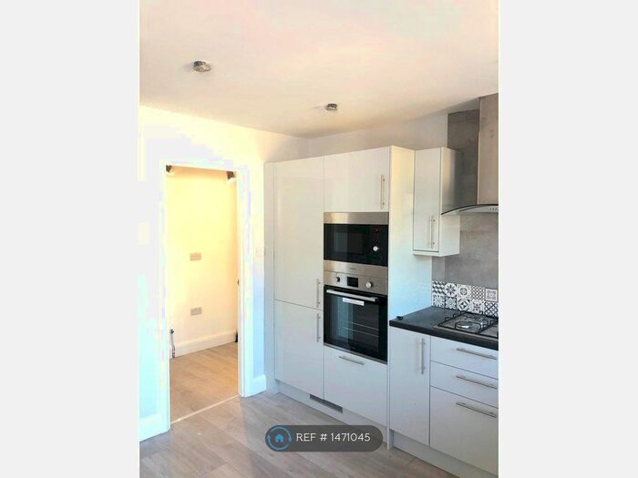 4 Bedroom Semi-Detached House To Rent In Taunton Way, Stanmore, HA7