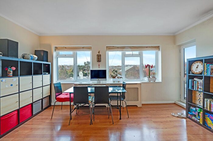 3 Bedroom Flat To Rent In Beverley Lodge, Paradise Road, Richmond, Surrey, TW9