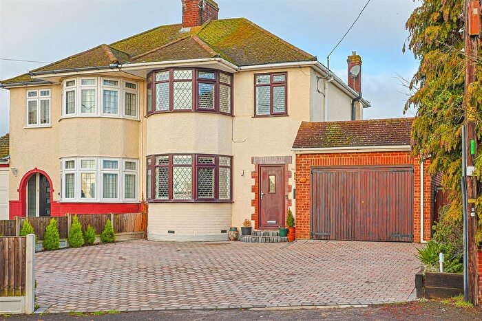 4 Bedroom Semi Detached House For Sale In Broadlands Road, Hockley, SS5