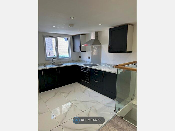 2 Bedroom Flat To Rent In Duke Street, Chelmsford, CM1