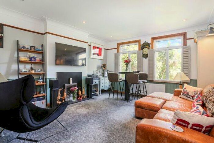 2 Bedroom Flat To Rent In Queens Road, London, SW19