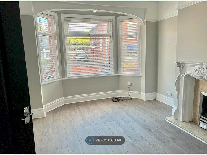 4 Bedroom Semi-Detached House To Rent In Gilbent Rd, Cheadle Hilme, SK8