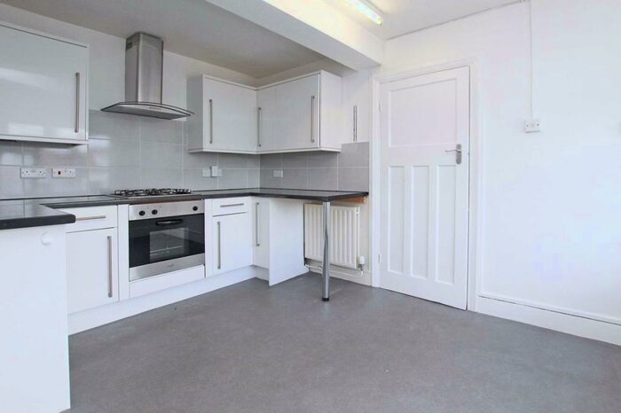 2 Bedroom Flat To Rent In Richmond Road, Richmond, KT2